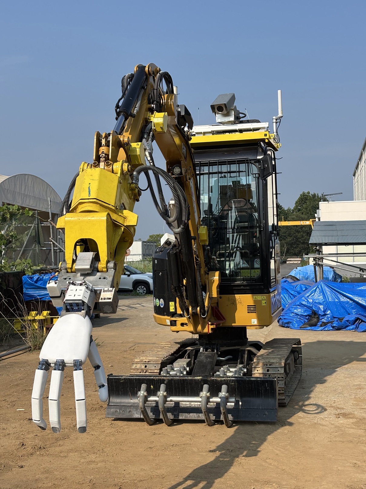 Large-Scale Robot Hand Integrated to a Hydraulic Excavator image